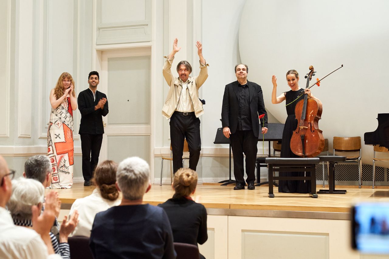 Fünf Star-Musiker:innen auf der Bühne des Benefizkonzerts für die Ukraine