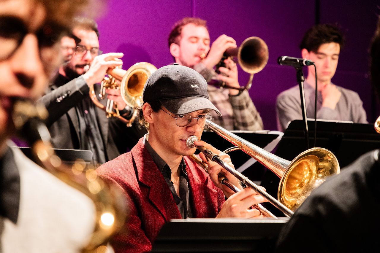 Jazzorchester Close Up mit Posaunist und Trompetern