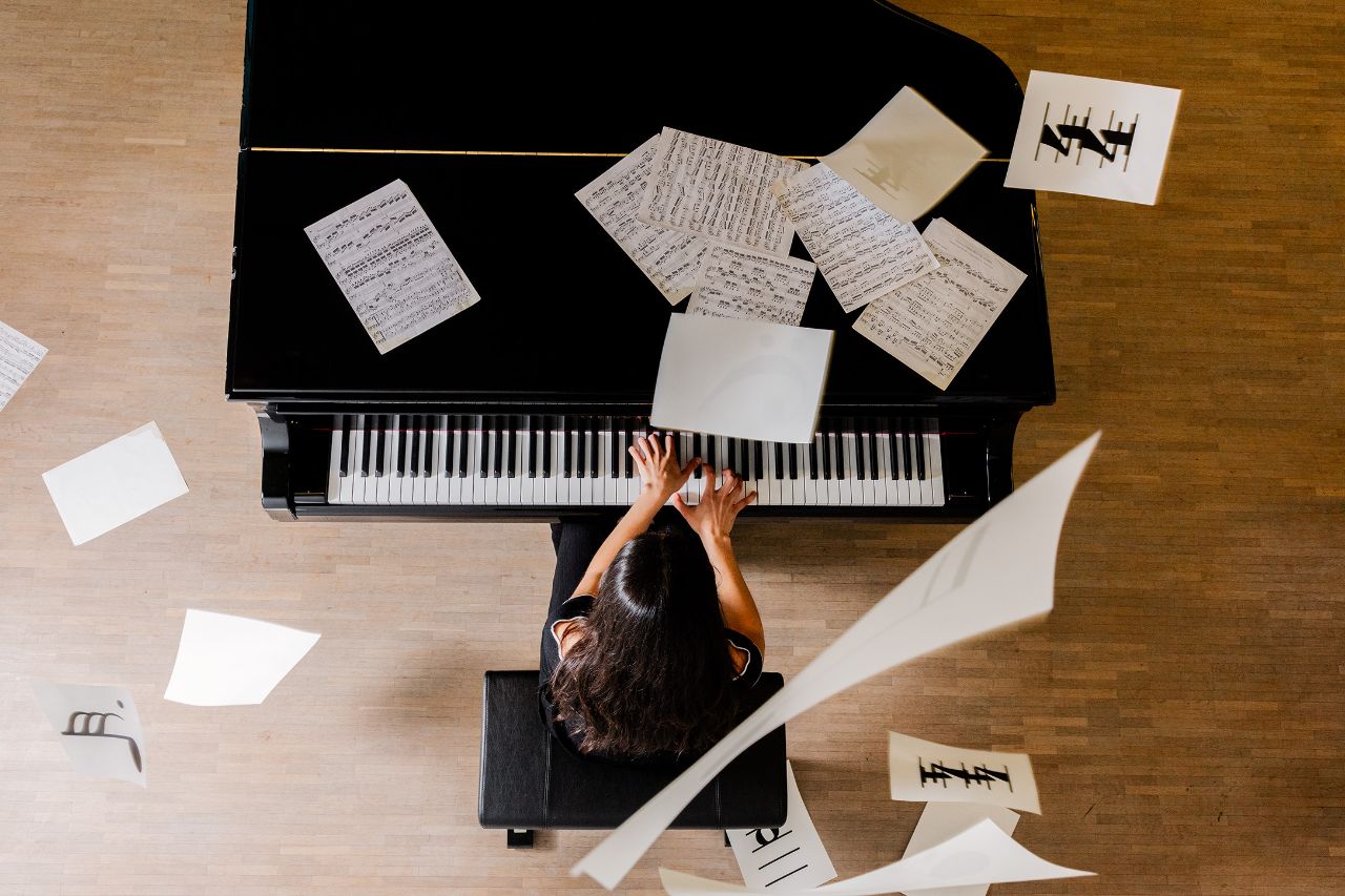 Musiknoten, Flügel, Pianistin