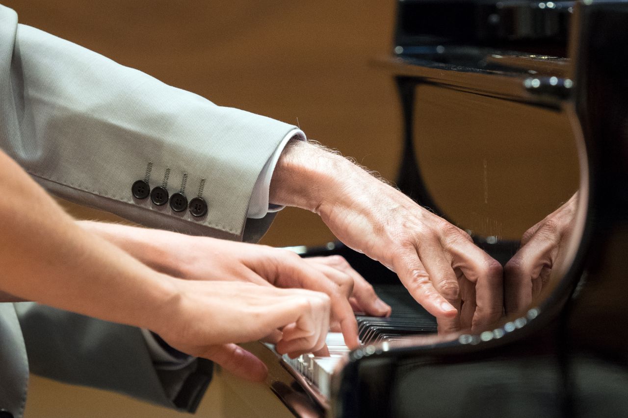 Die Hochschule für Musik FHNW ist ein Kompetenzzentrum für künstlerische und musikpädagogische Aus- und Weiterbildungen und bietet ein umfassendes Angebot für diplomierte Musiker:innen sowie Instrumental- und Gesangslehrpersonen an.