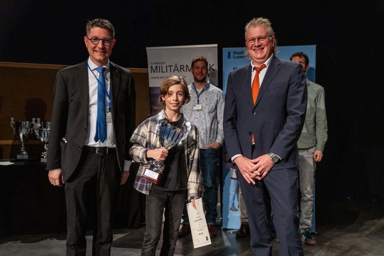 SSQW Gewinnerfoto, Theo Hoppe hält seinen Pokal. 