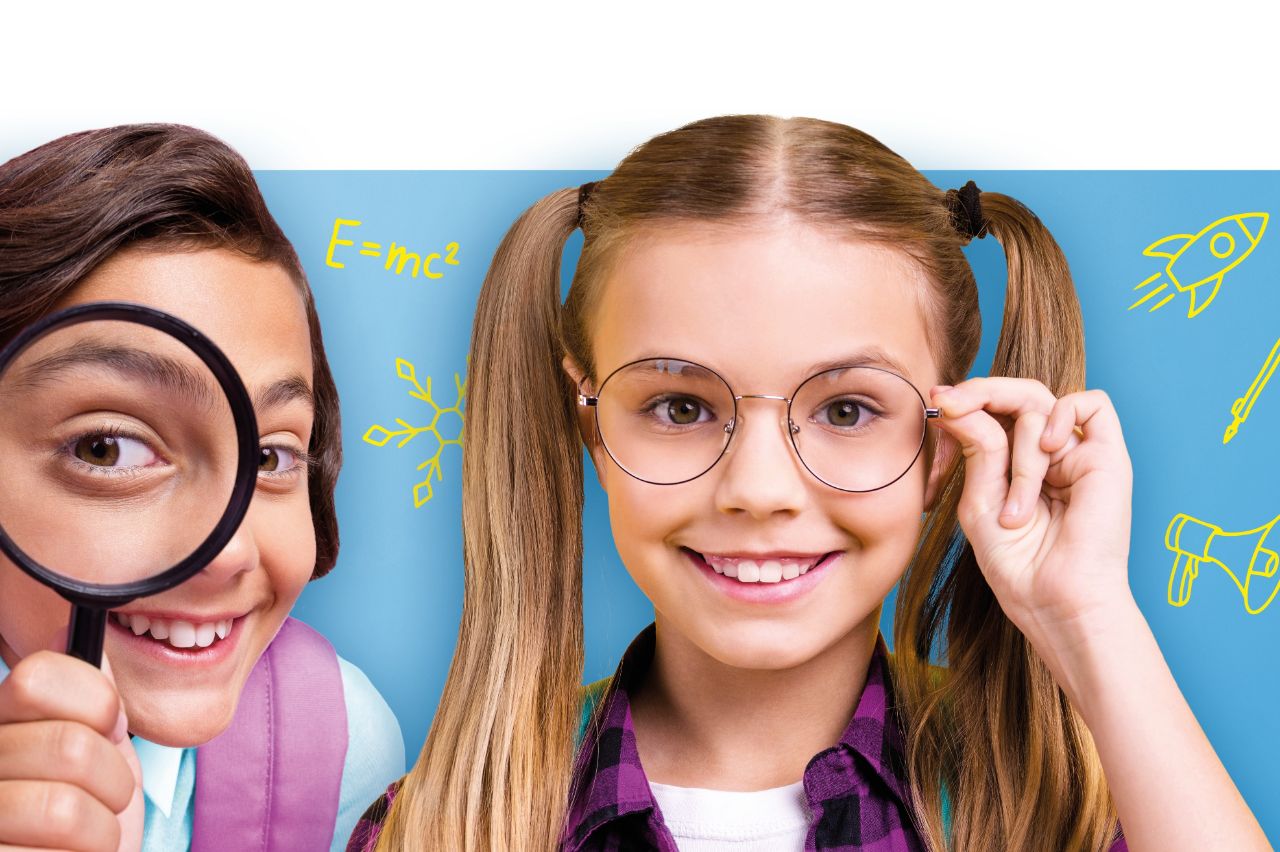 Zwei Mädchen schauen in die Kamera mit Lupe und Brille.